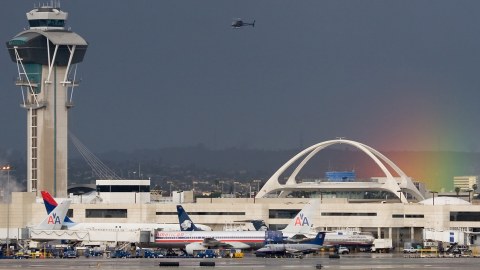 Aeroportda avtobus təyyarə ilə toqquşdu