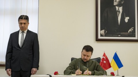 Zelenski Türkiyə səfirliyinə başsağlığına getdi