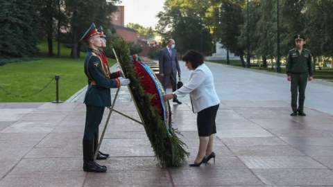 Sahibə Qafarova “Naməlum əsgər” məzarını ziyarət etdi