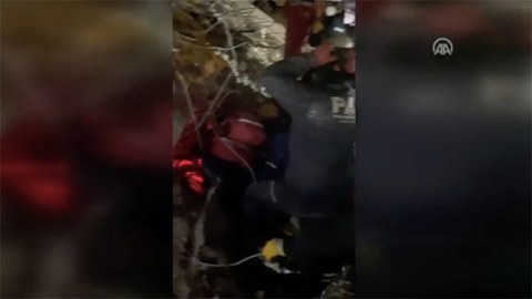 12 yaşlı uşaq 260 saat sonra dağıntıdan sağ çıxarıldı