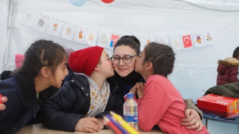 Azərbaycan könüllüləri zəlzələ bölgəsində - FOTOLAR