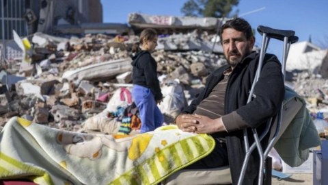 5 nəfərlik ailə dağıntılar altından sağ çıxarılıb
