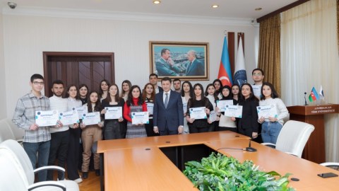 ATU rektoru fəal tələbələrə sertifikat təqdim edib