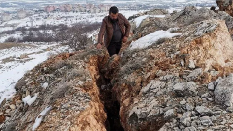 Zəlzələ dağı ikiyə böldü - FOTO