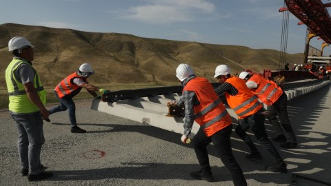 Ən uzun dəmir yolu körpüsü Həkəri çayı üzərində salınır - VİDEO
