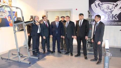 Deputatlar futbolçularla görüşdü, top hədiyyə etdilər - FOTO