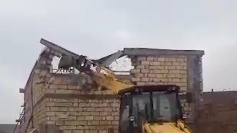 Sənədsiz tikilən obyekt söküldü - VİDEO 