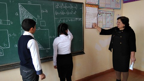 Deputat təhsildəki nöqsanlardan danışdı: “Direktorlar müəllimləri şantaj edir”