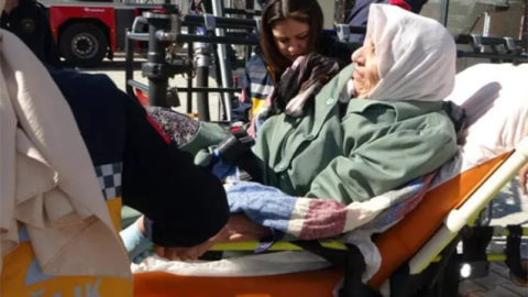 90 yaşlı qadın və oğlu xilas edildi - 384 saat sonra
