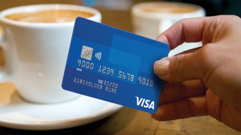 Tapdığı bank kartından maşınına benzin vurdu