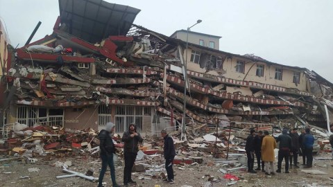 Türkiyədə zəlzələdə uçan binalarla bağlı 160 nəfər həbs edilib