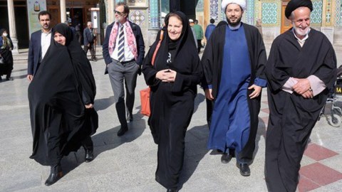 Hicab geyinən səfir tənqidlərə tuş gəldi - FOTO