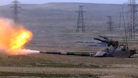 Tank heyətləri şərti düşmən hədəflərinin məhv ediblər - VİDEO