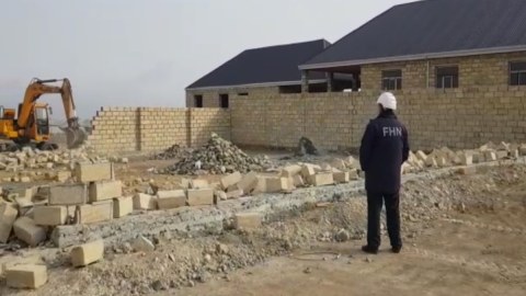 Gəncədə sənədsiz tikinti söküldü - VİDEO