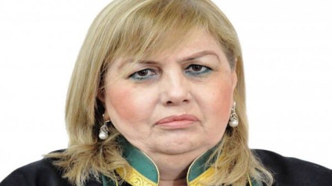 200 min manat mənimsəyən vəkil məhkəməyə məcburi gətiriləcək