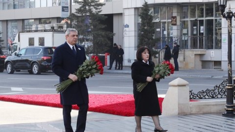 Dövlət və hökumət rəsmiləri Xocalı abidəsini ziyarət etdi - FOTOLAR