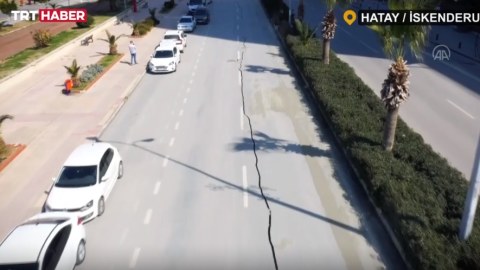 Zəlzələ 1 kilometr yolu ikiyə böldü