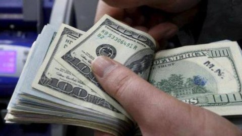 Azərbaycanda nağd dollar alışı kəskin AZALIB
