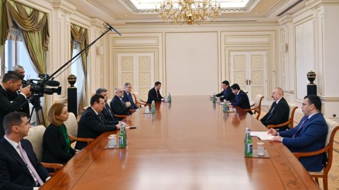 Prezident rumıniyalı deputatları qəbul etdi