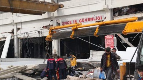 Zəlzələ bölgəsində fabrik çökdü - 1 ölü, 4 yaralı