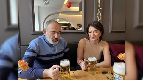 Paşinyan arvadı ilə pivə içərkən - FOTOLAR