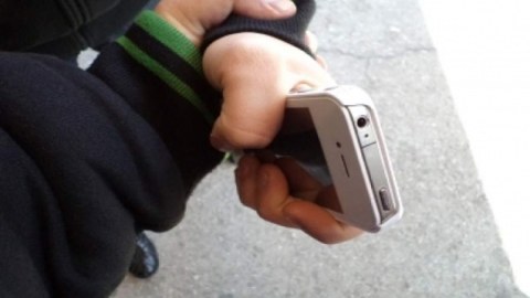Bakıda məktəblini hədələyib, telefonunu ALDILAR