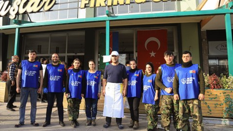 Könüllülər Türkiyədəki çörəkbişirmə məntəqəsində çalışır - FOTOLAR