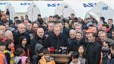 Ərdoğan uşaqlara pul payladı - VİDEO