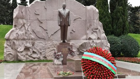 Mirziyoyev Heydər Əliyevin məzarını ziyarət edib