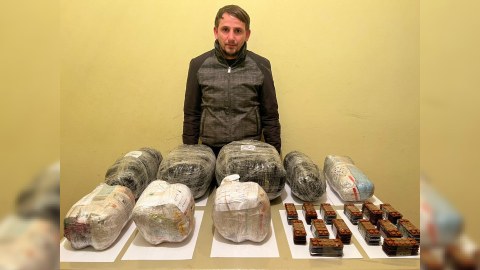 İrandan narkotik gətirən şəxs özünü BIÇAQLADI