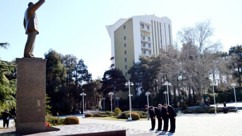 Naftalanda ağacəkmə aksiyası keçirilib - FOTOLAR