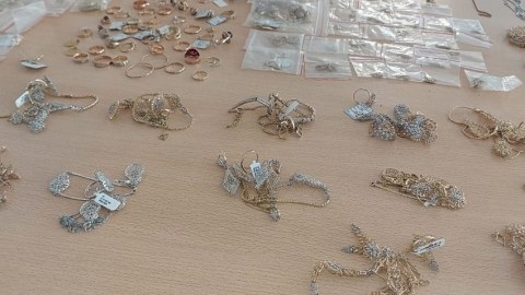 Qohumunun evindən 100 min manatlıq qızıl oğurladı 