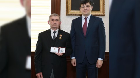 Fuad Muradov baş redaktora medalı təqdim etdi