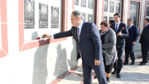 Milli Qəhrəmanın büstü ziyarət edilib