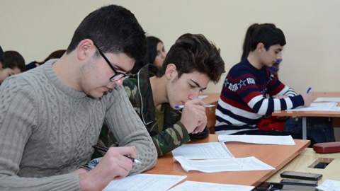40 min abituriyent ali məktəbə sənəd verib