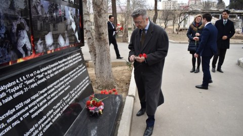 Almaniya səfiri Gəncə terroru qurbanlarının xatirəsini andı