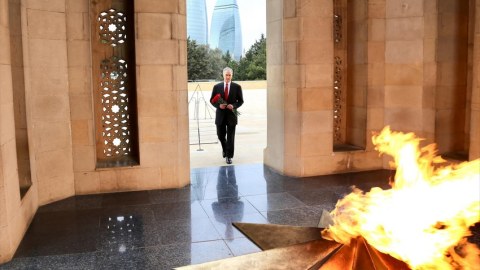 ABŞ rəsmisi Şəhidlər Xiyabanını ziyarət edib