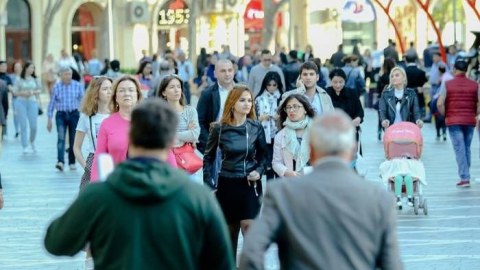 Azərbaycanda qadınların sayı kişilərdən ÇOXDUR