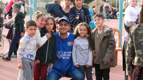 Könüllülərin zəlzələdən zərərçəkənlərə xidməti davam edir - FOTO