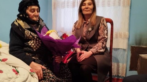 10 övlad, 40 nəvə, 75 nəticə, 13 kötükcə - 99 yaşlı nənənin 8 mart hədiyyəsi 