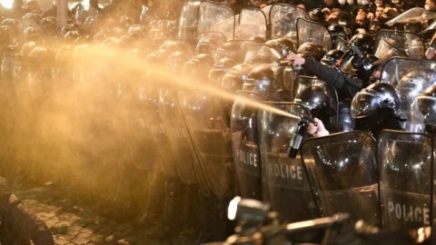 Tbilisidə polislə etirazçılar arasında qarşıdurma - YENİLƏNİB