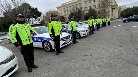Yol polisindən xanım sürücülərə sürpriz - VİDEO