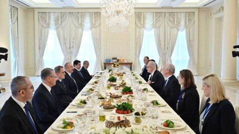 Prezidentlərin rəsmi lanç əsnasında görüşü olub