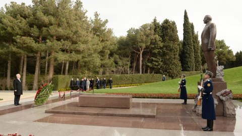 Latviya Prezidenti Heydər Əliyevin məzarını ziyarət edib