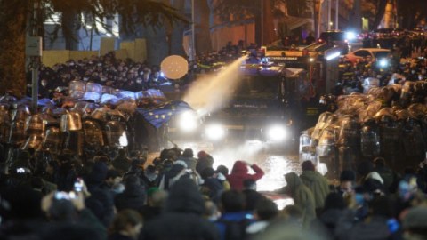 Etirazçılar Tbilisidə inzibati binalara ciddi ziyan vurub