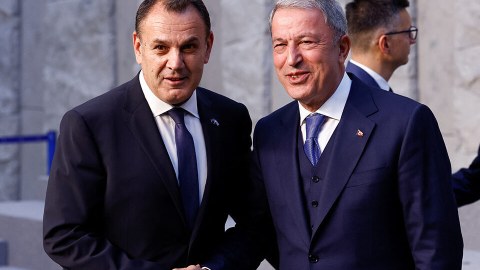 Akar yunanıstanlı həmkarı ilə danışıqlar apardı 