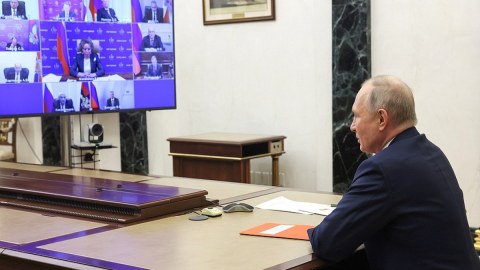 Putin Təhlükəsizlik Şurasın üzvləri ilə müşavirə keçirdi