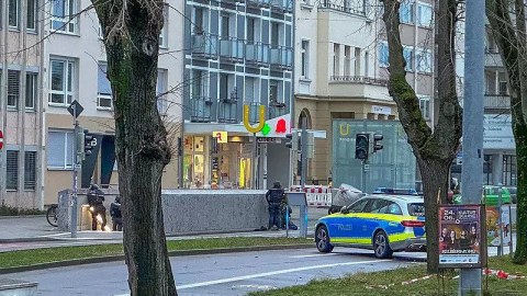 Silahlı şəxs insanları girov götürdü - 1 milyon avro istəyir