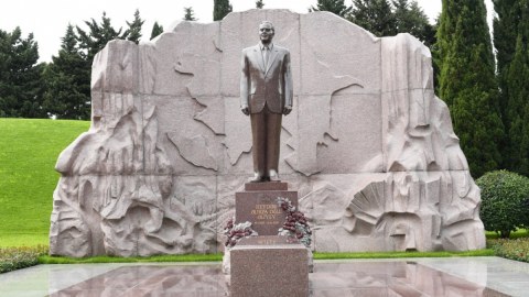 Heydər Əliyevə həsr olunan tədbirin iştirakçıları Fəxri xiyabanda