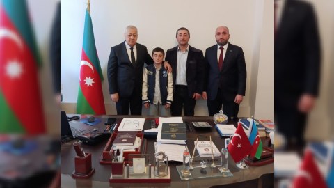 Deputat videosu ilə məşhurlaşan uşaqla görüşdü - FOTO
